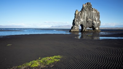 灰色岩层在海岸白天
